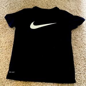 Black nike tee, color black.
